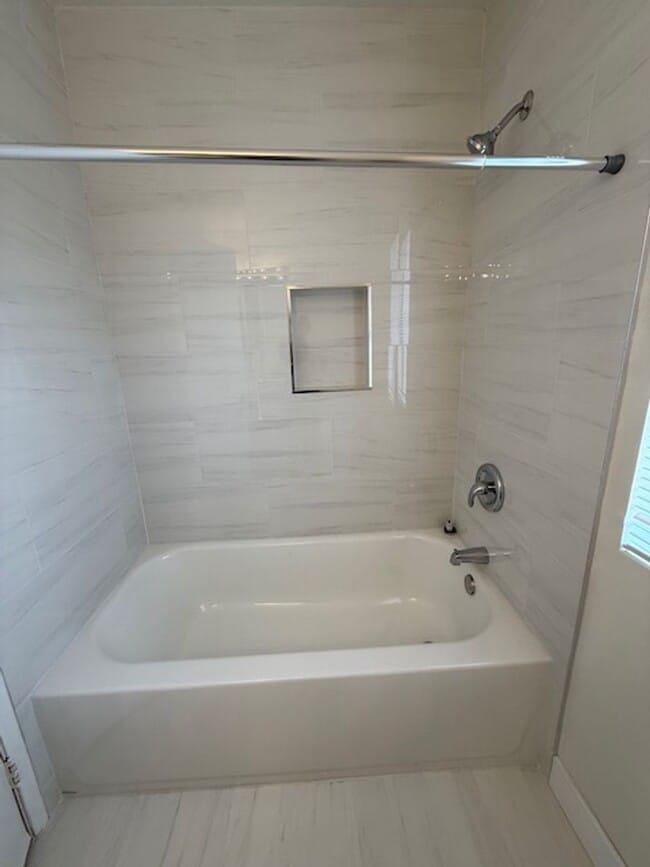 Building Photo - Updated 3 Bedroom Detached Home in Woodbri...