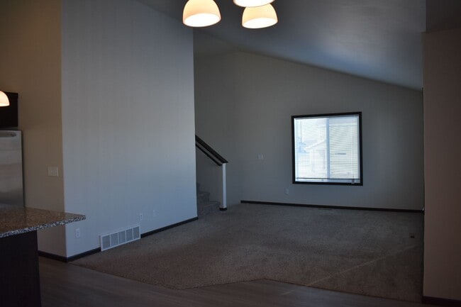 Building Photo - 3 Bed 3 Bath Single Family Home