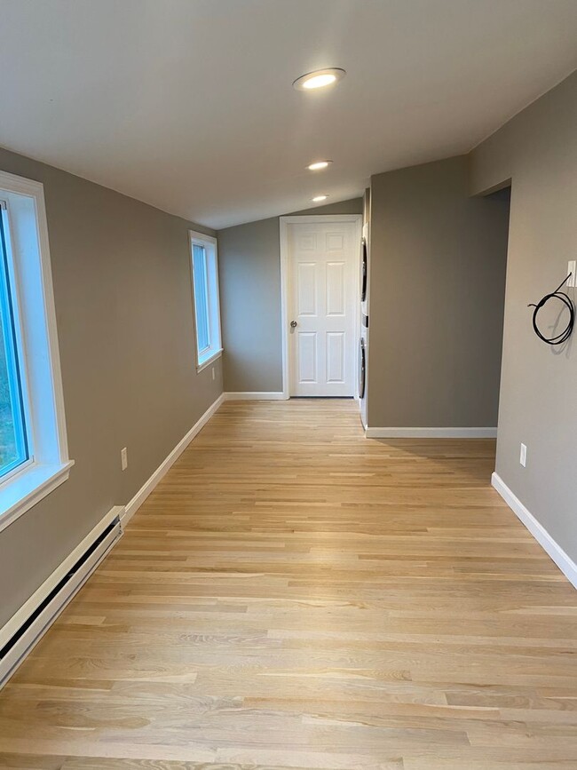 Building Photo - Waterfront Cottage in Oakland Beach