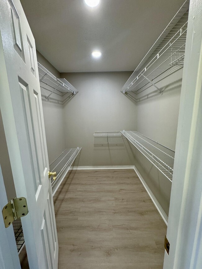 Building Photo - 529 Long Lake Dr