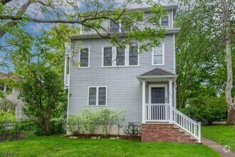 Building Photo - 131 Willow Ave