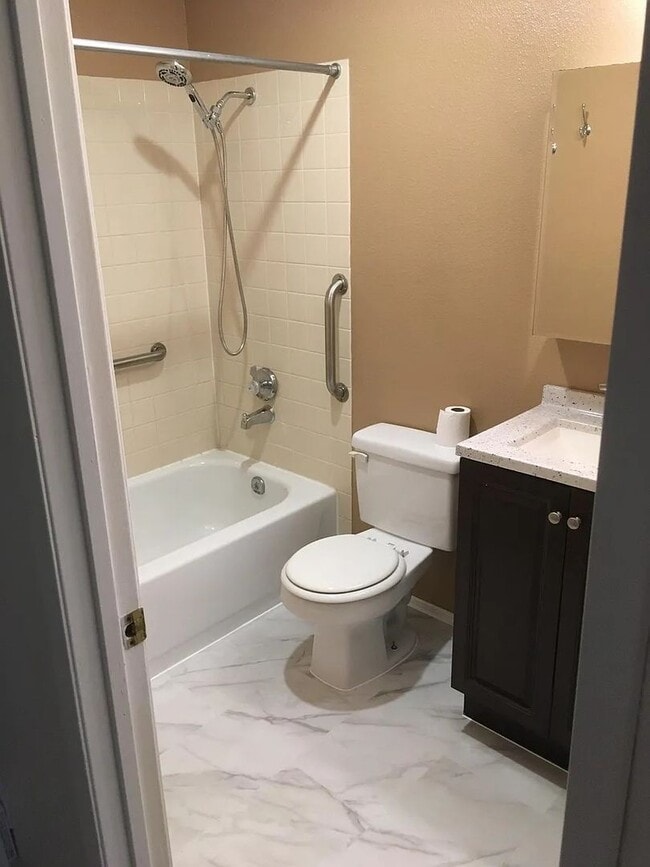 Building Photo - 2 Bedroom, 1 Bath Condo in South Anchorage
