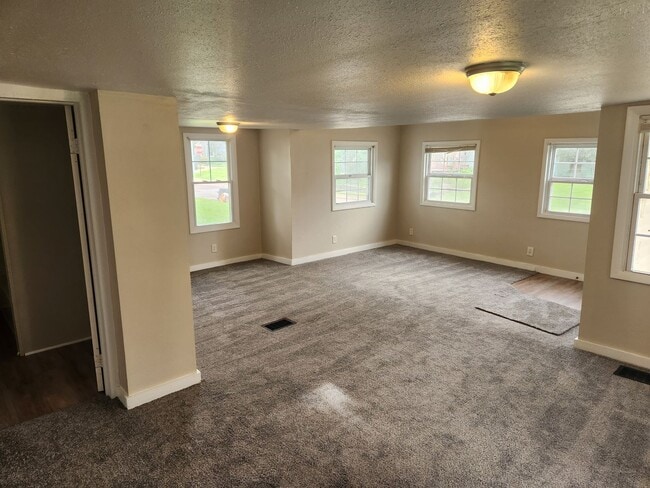 Building Photo - 2 Bedroom House in Rock Island