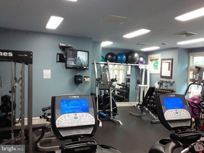 Building Photo - 1984 Crescent Park Dr