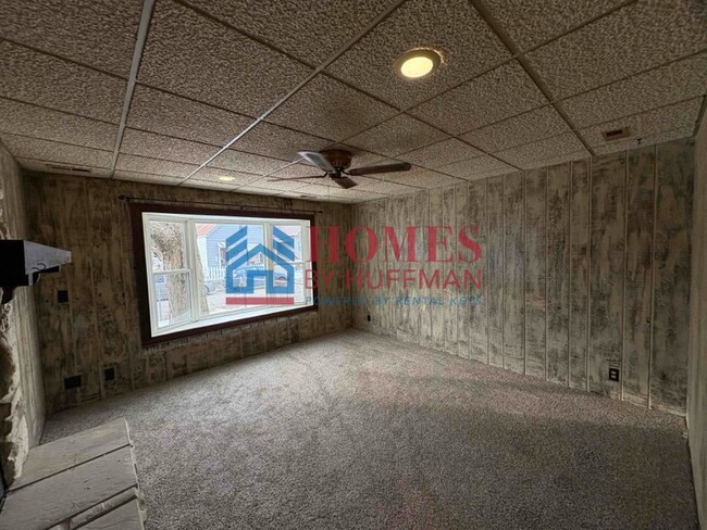 Building Photo - Three Bedroom | Two Bath | Detached Garage