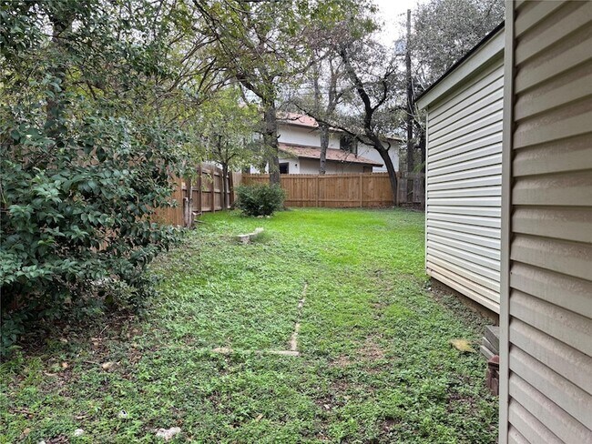 Building Photo - 8111 Baywood Dr