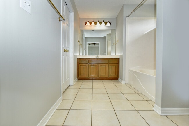 Building Photo - 15065 Warren Dr