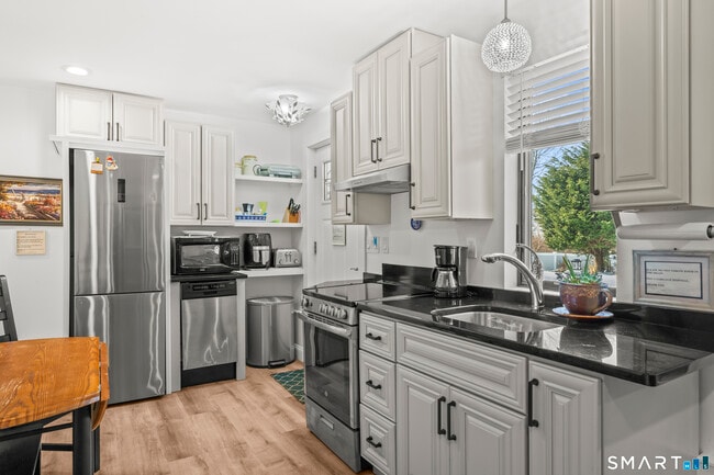 Building Photo - 801 Pequot Ave