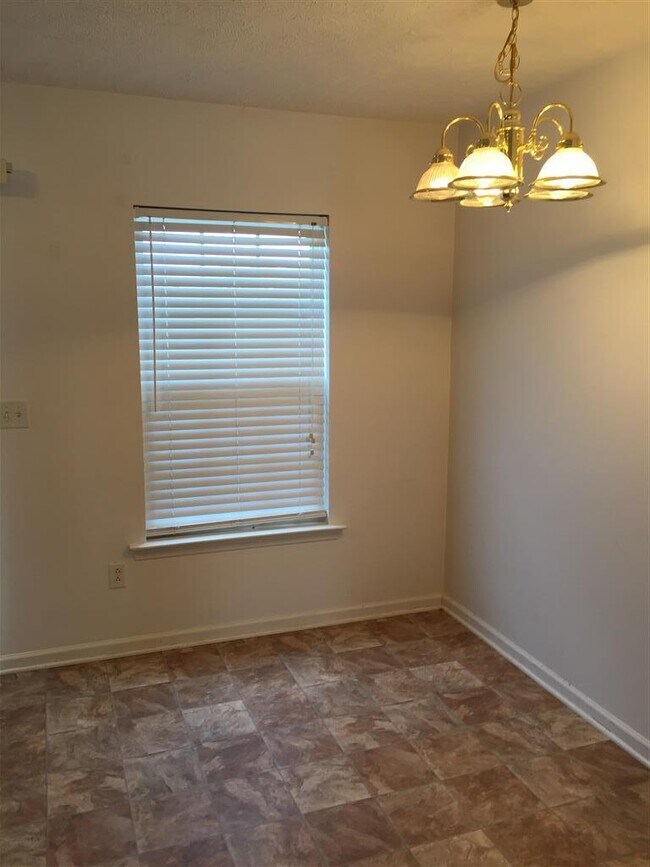 Building Photo - Smyrna Townhome - Ready to Move In