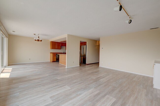 Building Photo - 2 Bed 2 Bath Apartment with a View