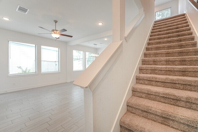 Building Photo - 112 Red Cascade Trl