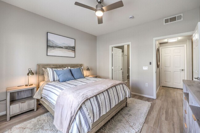 Building Photo - fully furnished, 1 bed, 1 bath condo in gated community