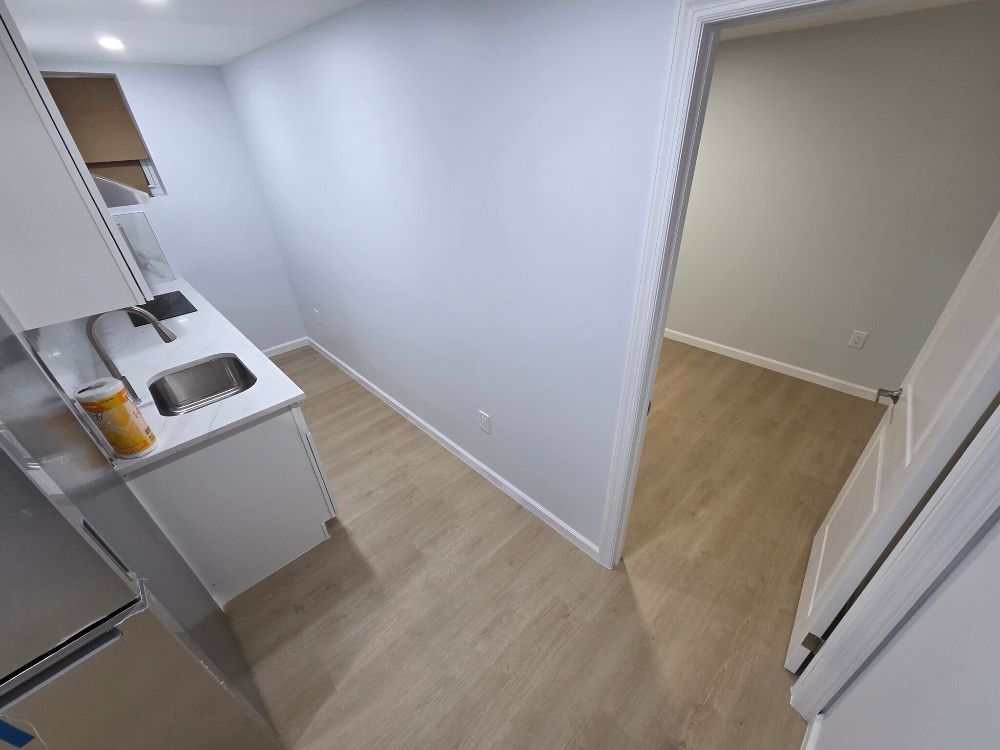 1-bedroom small unit - 3258 86th St