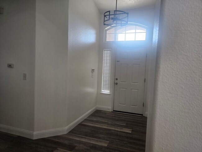 Building Photo - 4 Bedroom 2 Bath