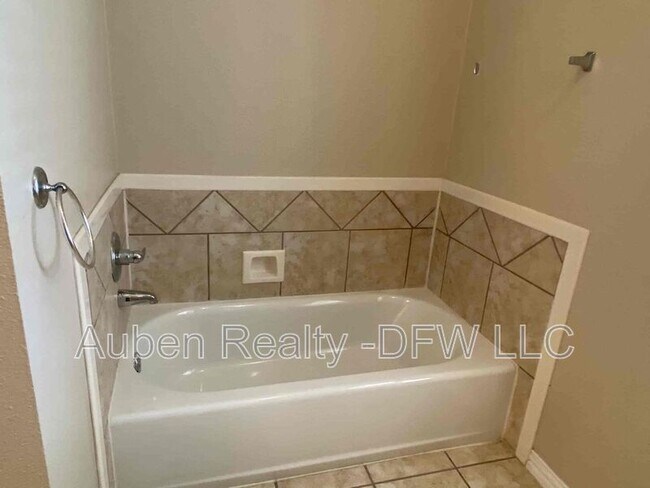 Building Photo - 300 E Main St