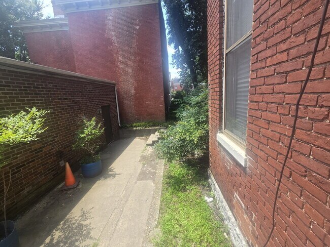 Building Photo - "2-Bed Condo with Gleaming Hardwood Floors...