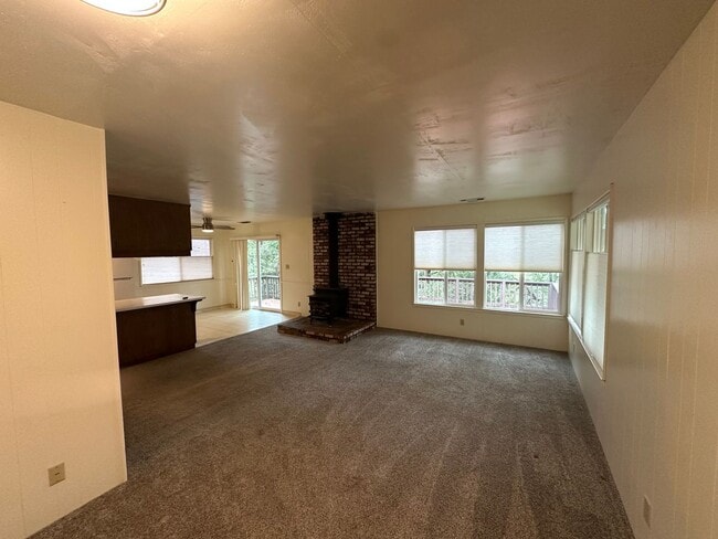 Building Photo - Charming Cascade Shores Retreat 2/1 1,000 ...