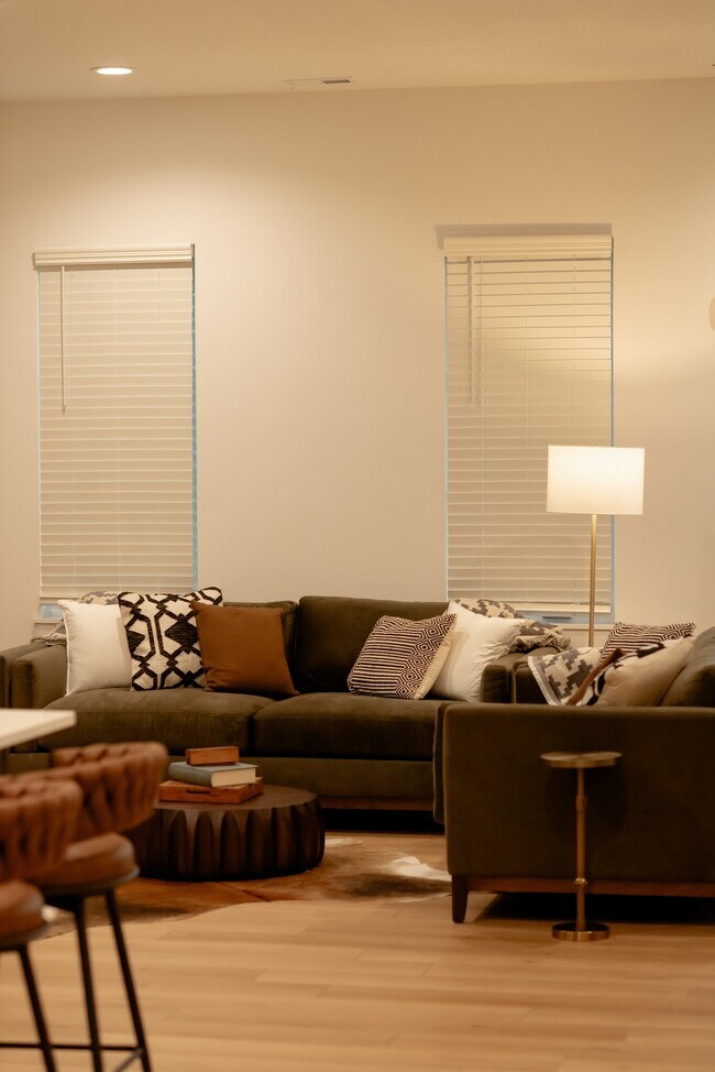 Building Photo - 1204 SW Franklin Dr