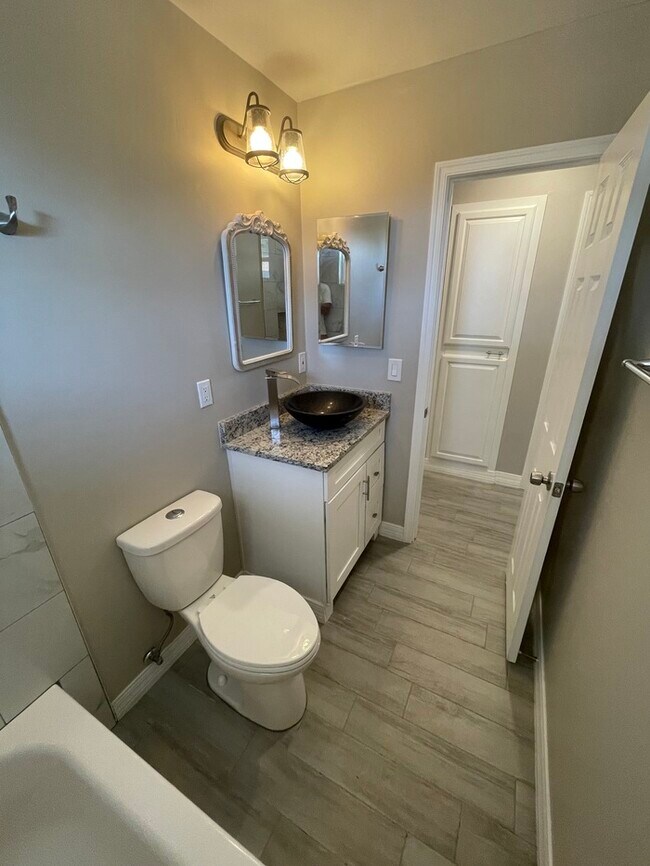 Building Photo - Fully Remodeled Tempe