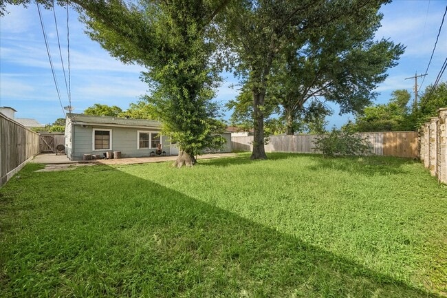 Building Photo - 6621 Westview Dr