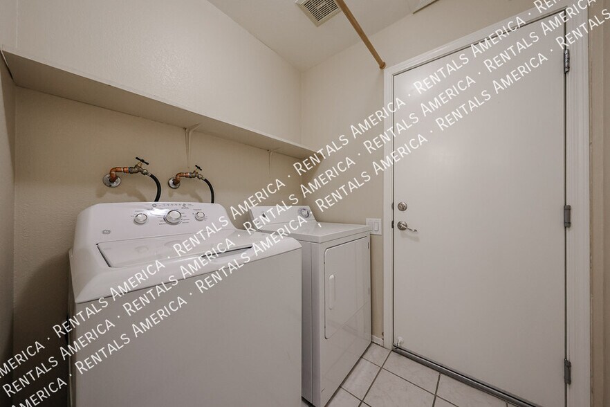 Building Photo - 4583 W Elgin St