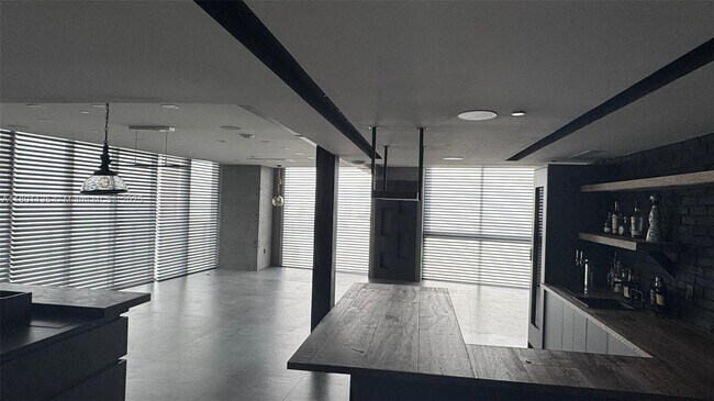 Building Photo - 495 Brickell Ave