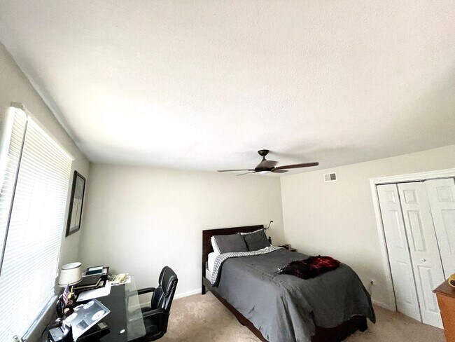 Building Photo - Rare, sought-after 5 bedroom home in Pembroke Meadows.