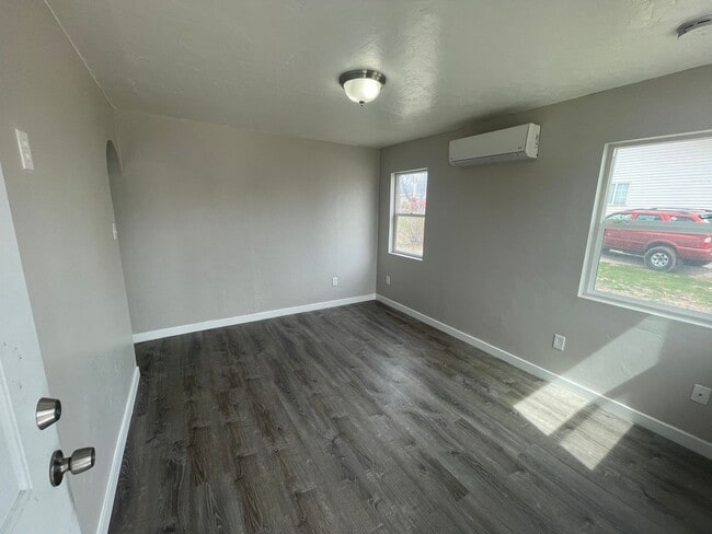 Building Photo - Cozy 2-Bedroom with Modern Updates