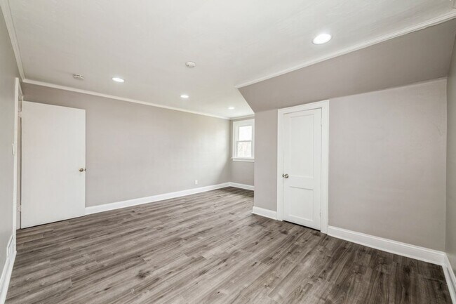 Building Photo - 545 Skokie Ave