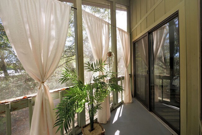 Building Photo - 55 Bay Dr