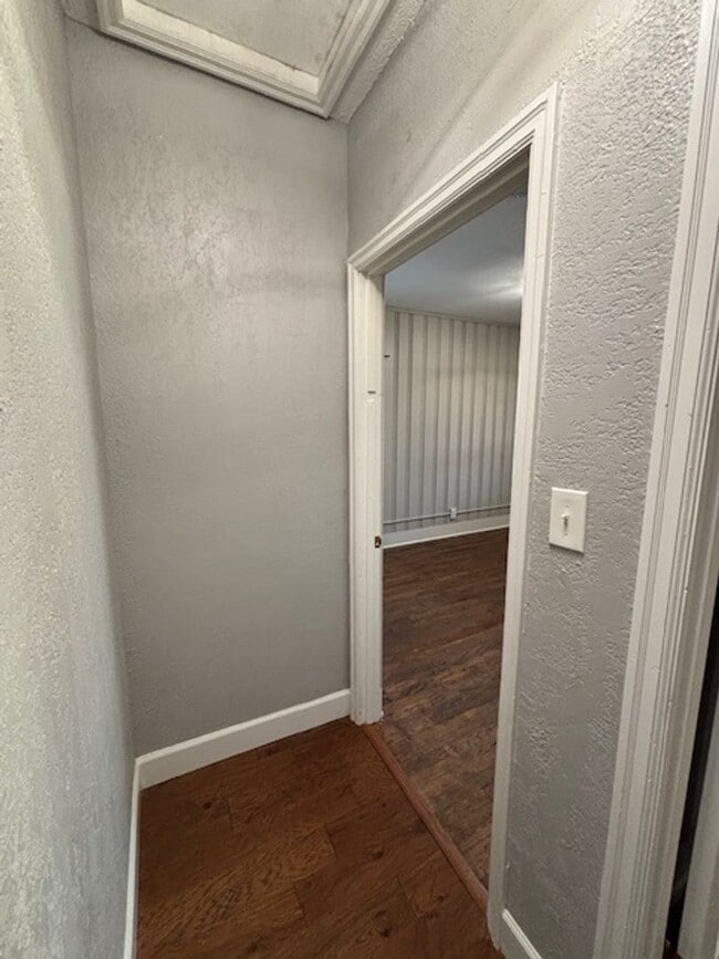Building Photo - Adorable 4 Bedroom 2 Bathroom Single Famil...