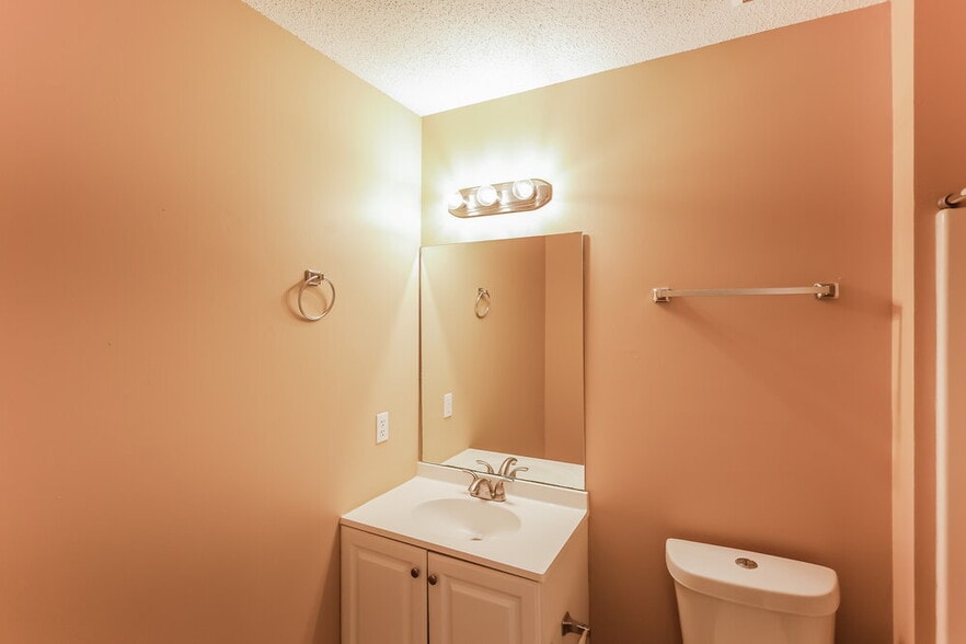 Building Photo - 104 Stonehaven Dr