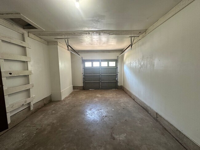 Building Photo - 3 bed 1.5 bath 1 car garage