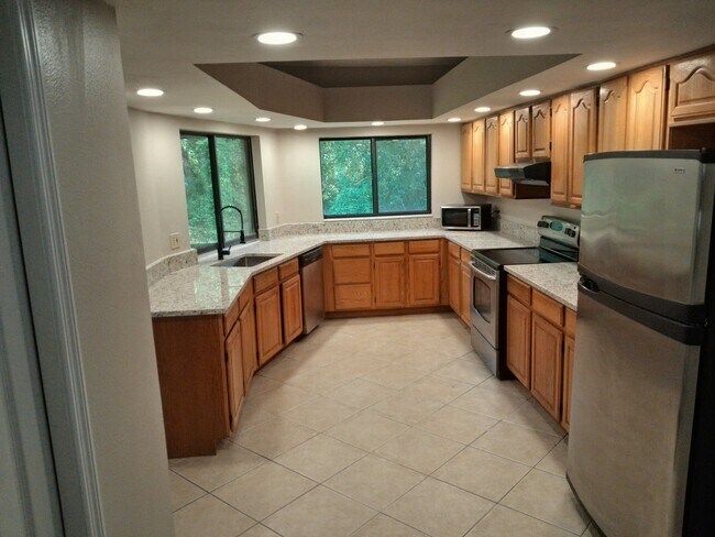 Building Photo - 9117 Regents Park Dr