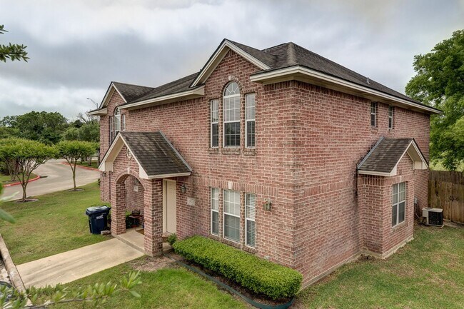 Primary Photo - Beautiful 4 Bed, 4.5 Bath Minutes from Cam...