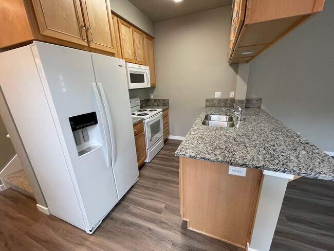 Building Photo - NEW 4 Bedroom / 4.5 Bath Duplex. A/C in every bedroom