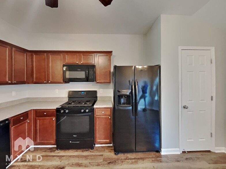 Building Photo - 390 Woodland Trl