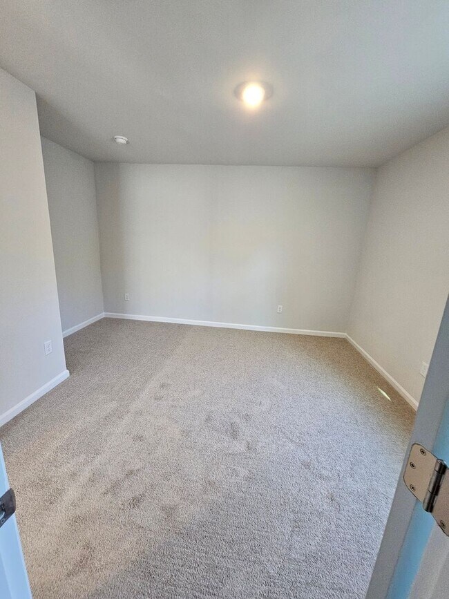 Building Photo - 5 Bedroom/ 2.5 Bath in Waterfall Village