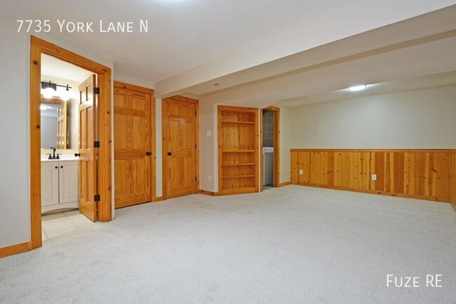 Building Photo - 7735 York Ln N