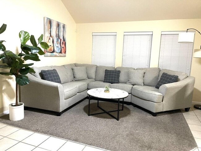 Building Photo - 625 Hutchins Dr