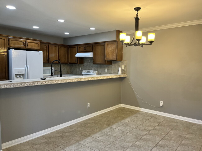 Building Photo - "Charming 3-Bed Oasis with 2 Baths in Moor...