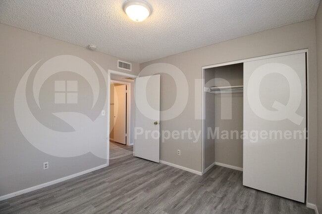 Building Photo - 713 W Mesquite St