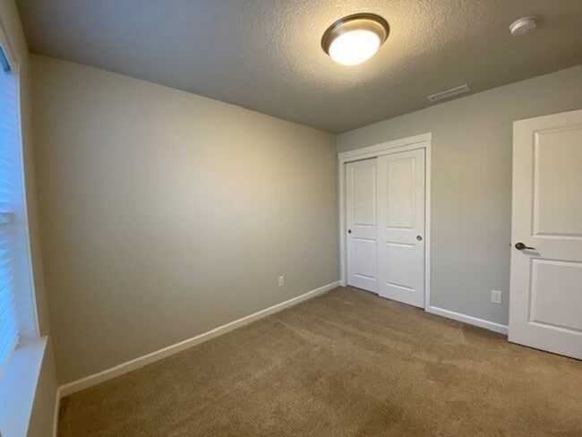 Building Photo - 3 Bedroom Beautiful Home Ready  For You!