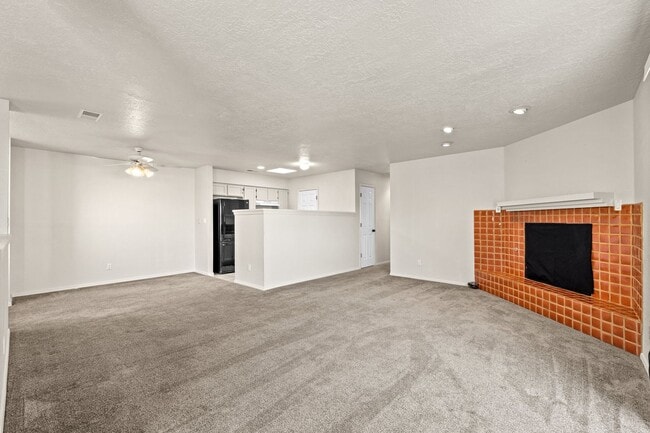 Building Photo - Foot Hills ! 2 bed/2 Bath home boasts beautiful views of the Mountains and the Lights of Albuquer...