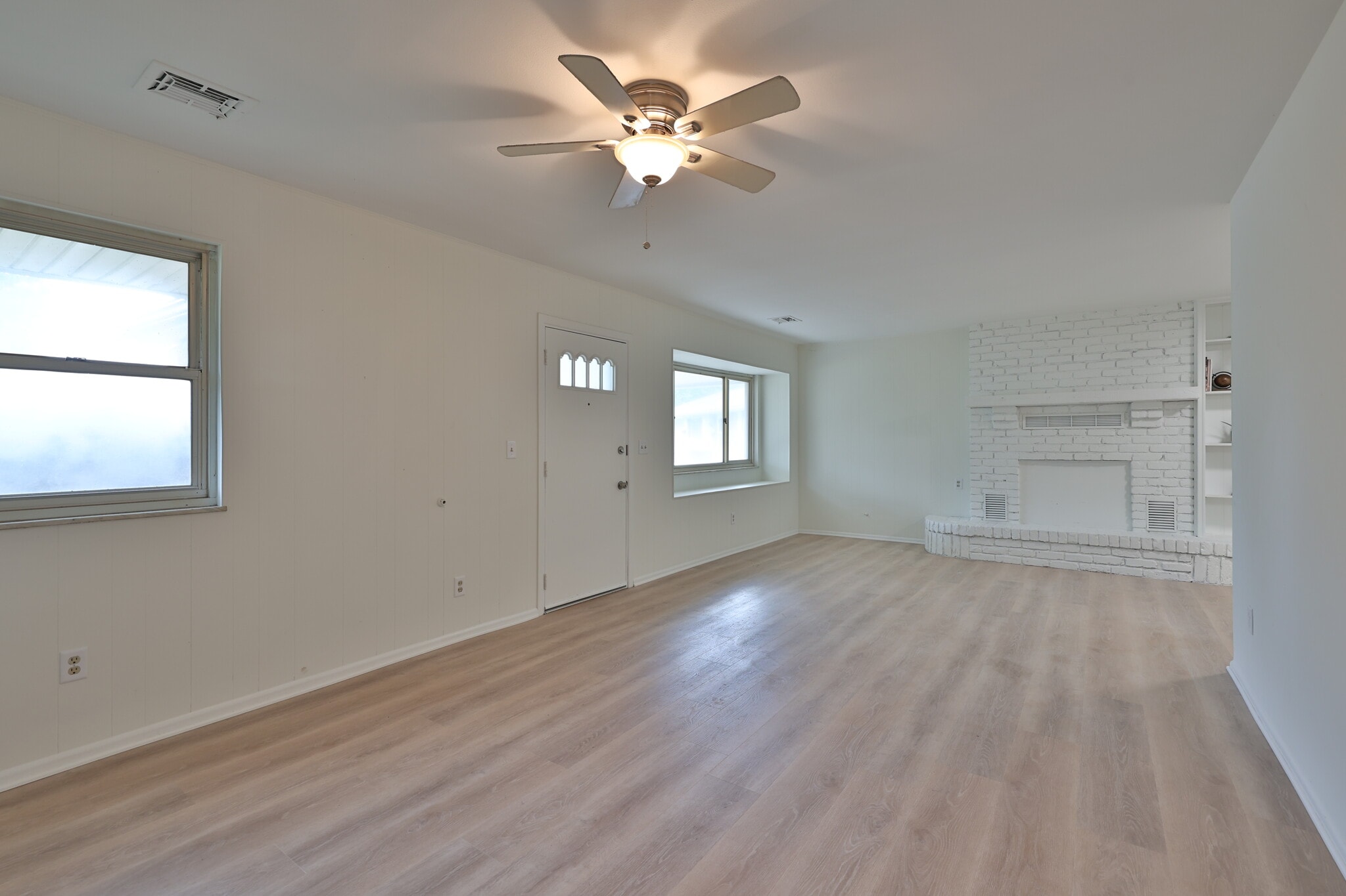 Large Livingroom - 11849 Ramsdale Ct