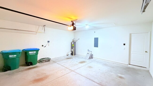 Building Photo - Charming Deltona 4/2 Ready for Move-in!