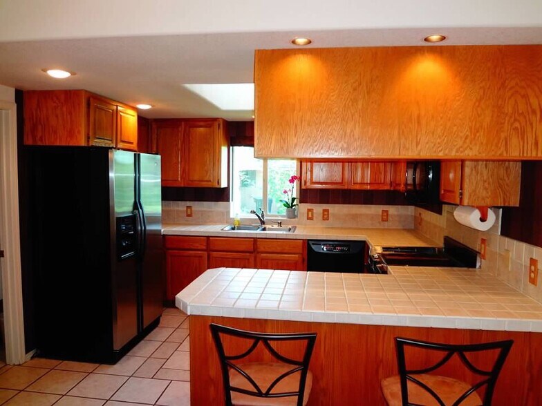 Building Photo - 1831 Fairway Dr