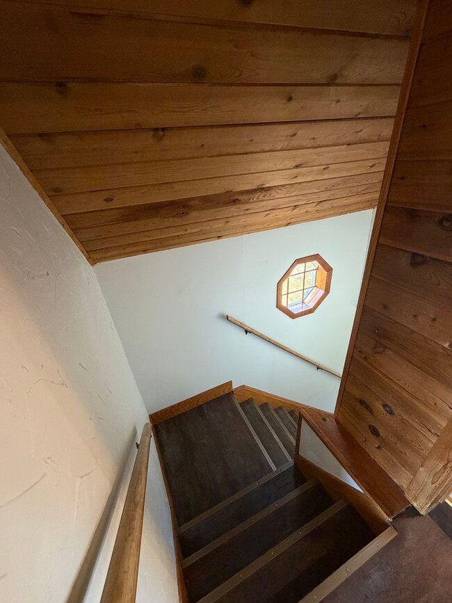 Building Photo - Available Now 3 Bedroom 1 Bath Home on Park Point