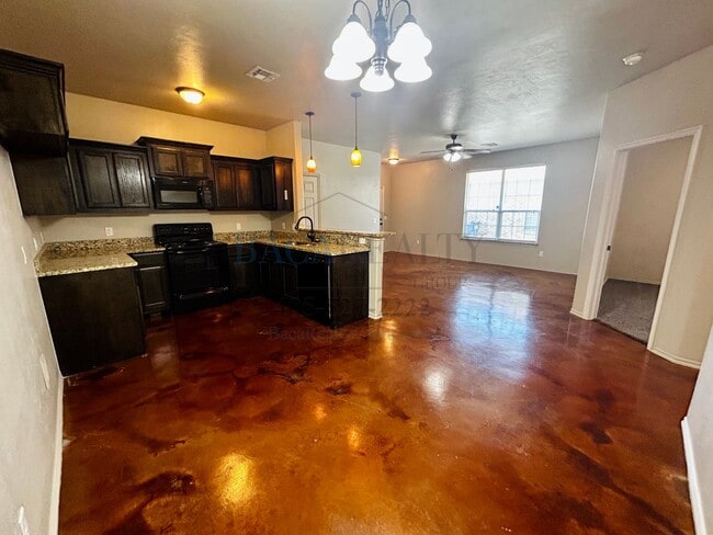 Building Photo - Move in Special!!! 3br 2ba duplex with 2 c...