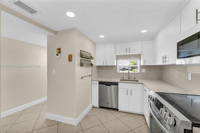 Building Photo - 681 S Hollybrook Dr